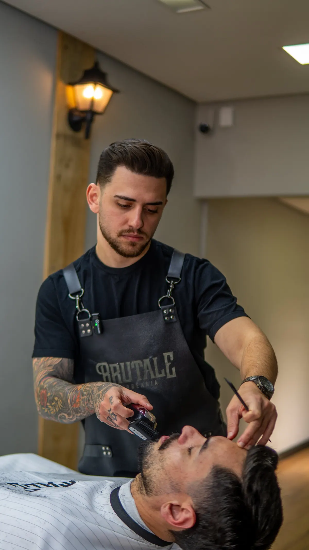 João Brutale cortando cabelo na Barbearia Brutale, no Tucuruvi